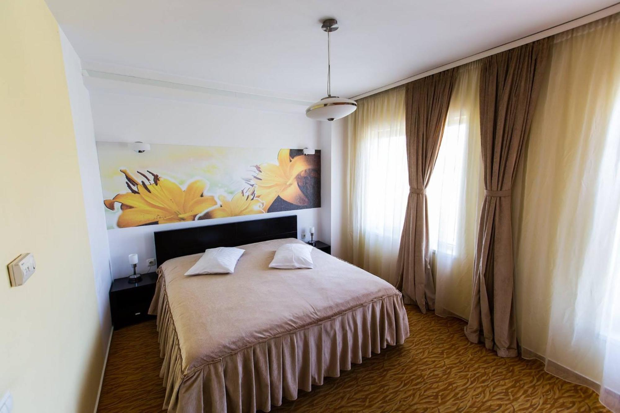 Hotel Grandis Apulum Mioveni Exteriör bild
