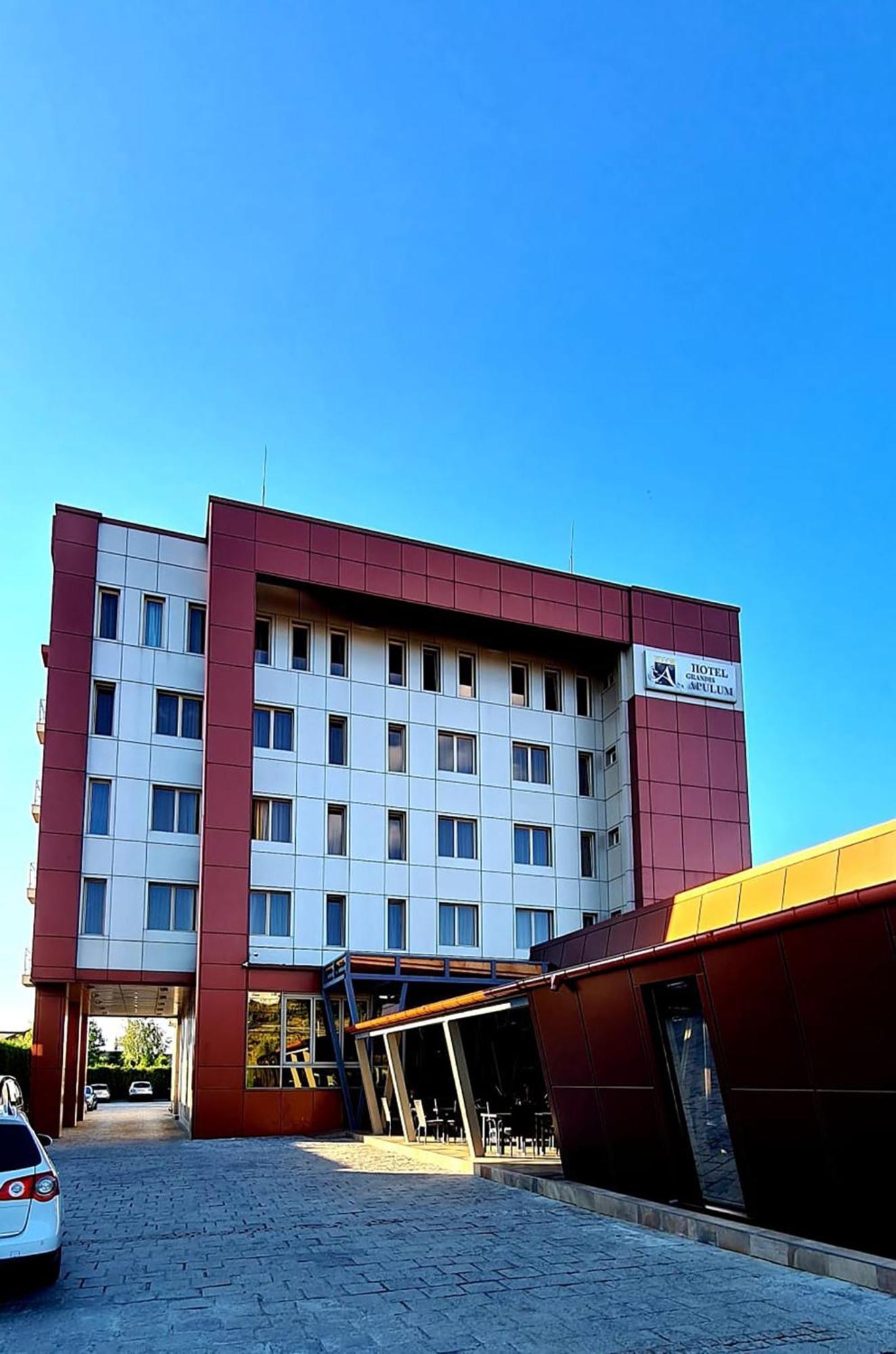 Hotel Grandis Apulum Mioveni Exteriör bild