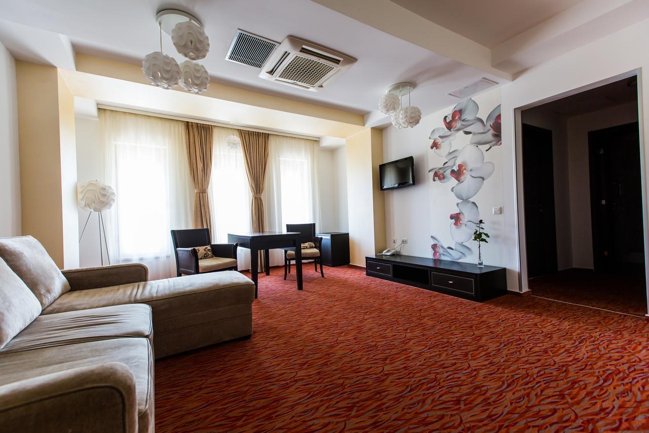 Hotel Grandis Apulum Mioveni Exteriör bild