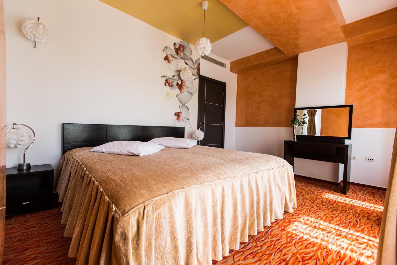 Hotel Grandis Apulum Mioveni Exteriör bild