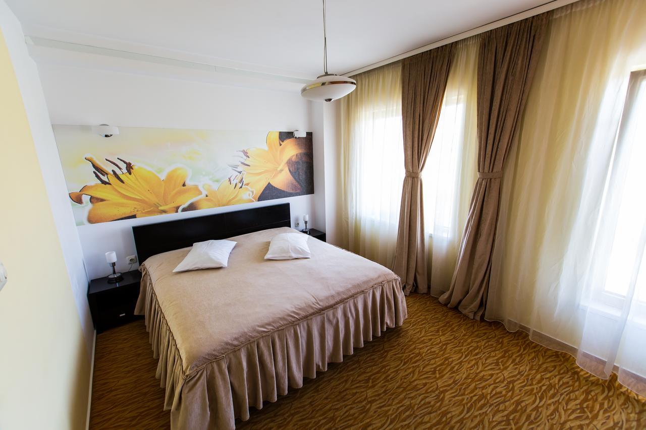 Hotel Grandis Apulum Mioveni Exteriör bild