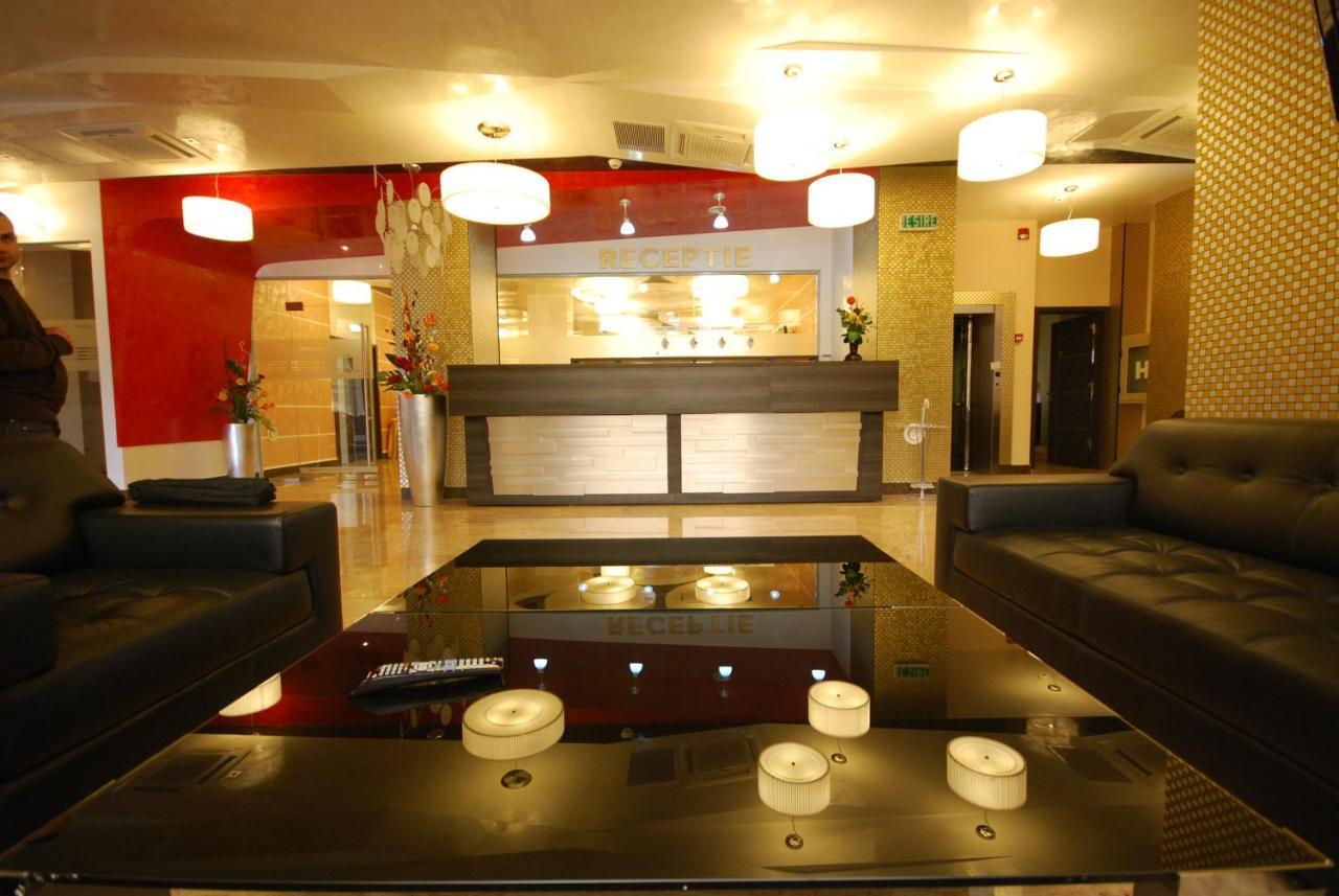 Hotel Grandis Apulum Mioveni Exteriör bild